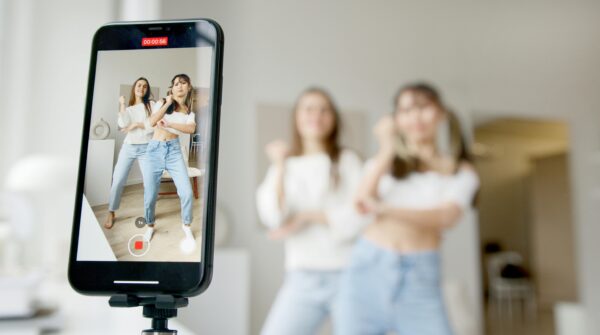 Influencerzy zarabiają miliony na nagrywaniu filmików do internetu. Już nie będą musieli się tak męczyć