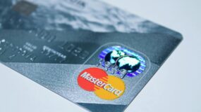 Zmierzch kart płatniczych. Mastercard potężnie inwestuje w swojego BLIKA na sterydach