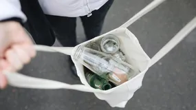 Ty płacisz grosze za reklamówki, a państwo zarabia na tym gigantyczne pieniądze
