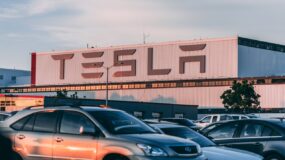 Tesla znowu błyszczy. Czerwcowy skok rejestracji elektryków nie wydarzył się przypadkiem