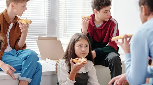 Uczniowie żywią się fast-foodami z Żabki. Młodzi aktywiści nie mogą na to patrzeć